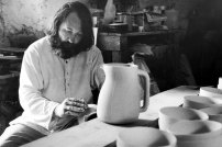 Jean Payen au ponçage dans son atelier à Gordes en 1976.