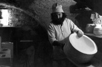 Jean Payen examinant un moule dans son atelier à Gordes en 1976.