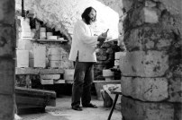 Jean Payen dans la pièce du moulage, Gordes, 1976.