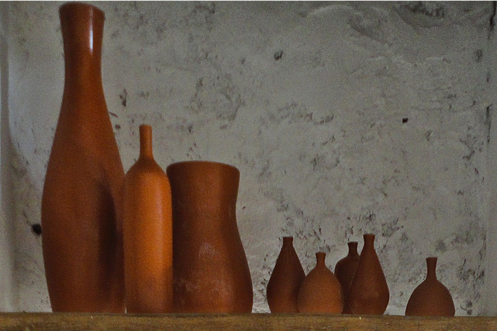 Ensemble de bouteilles en terre cuite rouge tournées au début des années 50.
