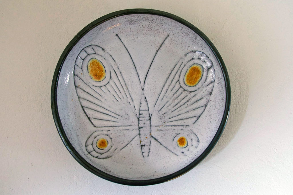 Grand plat rond décoré et incisé, c. 1957.