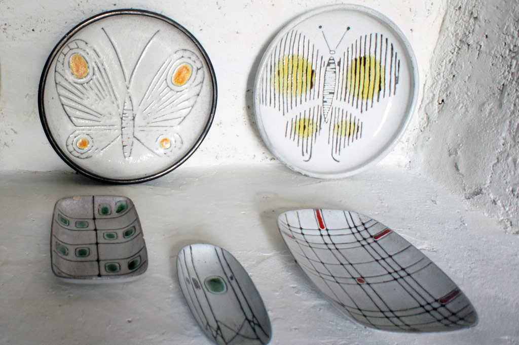Ensemble de plats décorés des années 50 dans la salle d'exposition de Gordes.