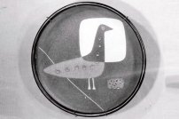 Plat rond décoré, décor d'oiseau, c. 1957.