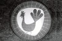 Plat rond décoré, c. 1955.