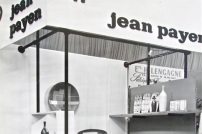 Dans un salon parisien (des ateliers d'art ou des arts ménagers ?), début des années 60.