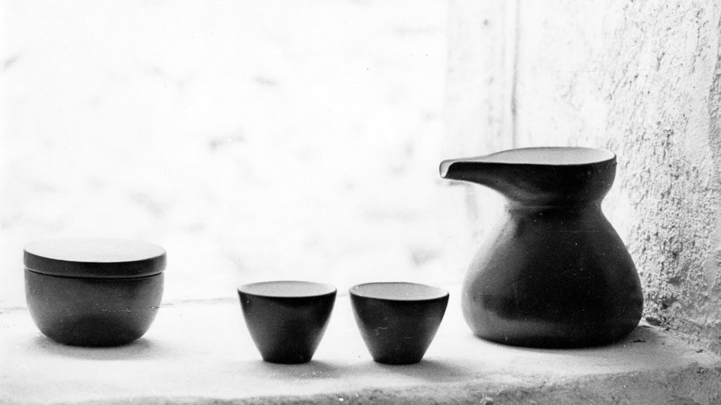 Sucrier, gobelets et verseuse, brun et blanc. Fin des années 60.