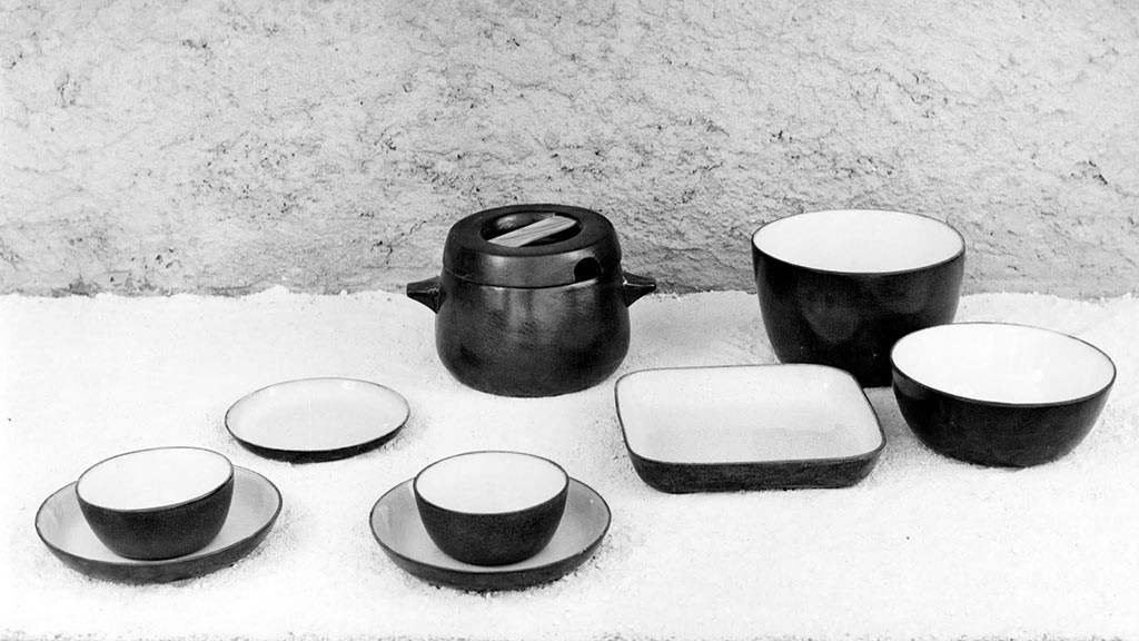 Soupière, assiettes, bols, plat et saladiers, brun et blanc, années 60.